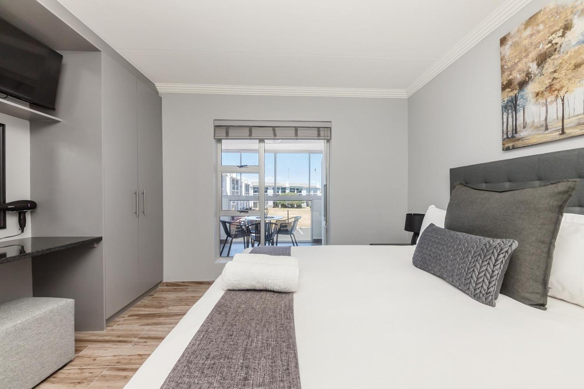 90 St Tropez Big Bay Club Apartment